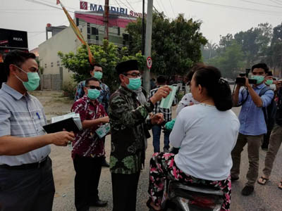 Kabut Asap Selimuti Kuansing, Pemkab Bagi-bagikan Masker ke Warga